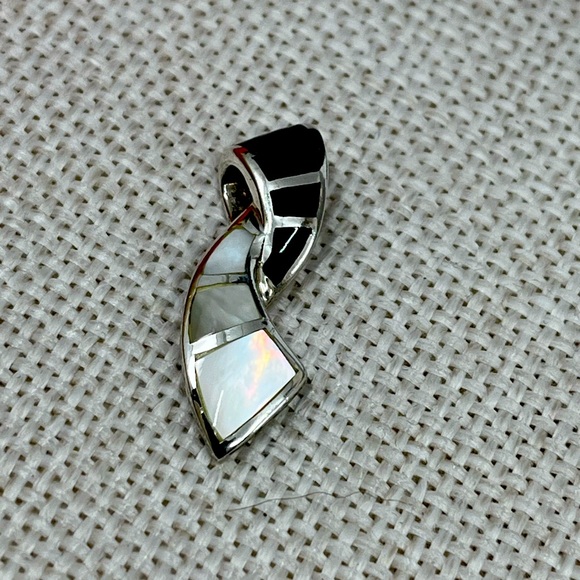 Vintage Sterling Silver Pendant with Black Onyx & Mother-of-Pearl Inlays - Picture 3 of 17